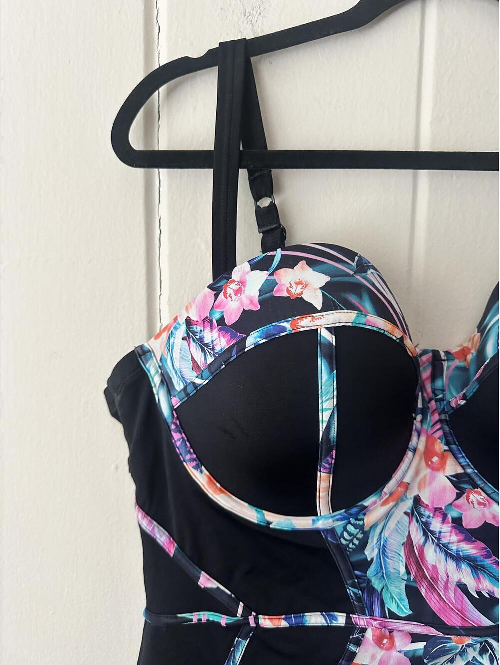 Torrid Slim Fix One-piece Swimsuit Underwire Black Tropical Contrast Size 2 DD/F - Picture 2 of 7